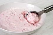 Приготовление блюда по рецепту - Ягодное мороженое с печеньем. Шаг 5
